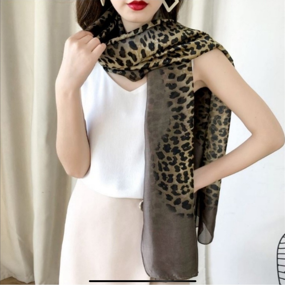 Gorgeous Leopard print scarf/Pareo